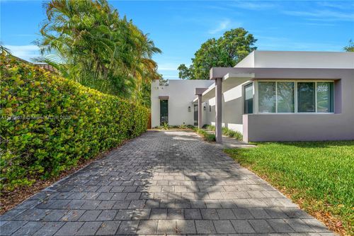 548 Ne 70th St, Miami, FL, 33138-5633 | Card Image