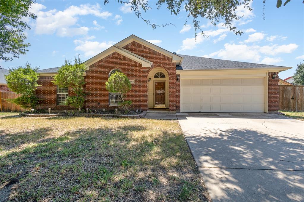 Summertree Ln, Grand Prairie, TX 75052