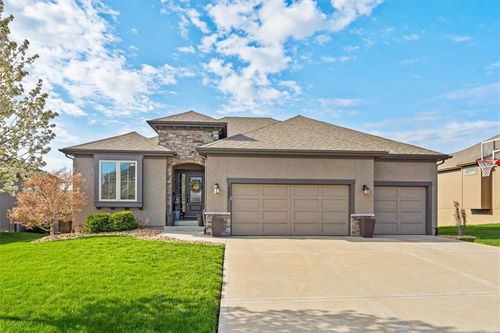 19421 W 200th Ter, Spring Hill, KS, 66083-8357 | Card Image
