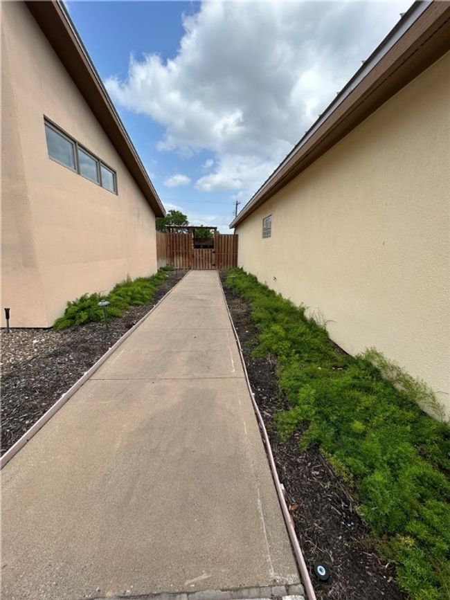 1504 Morningside Dr, House other with 3 bedrooms, 2 bathrooms and null parking in Alice TX | Image 24