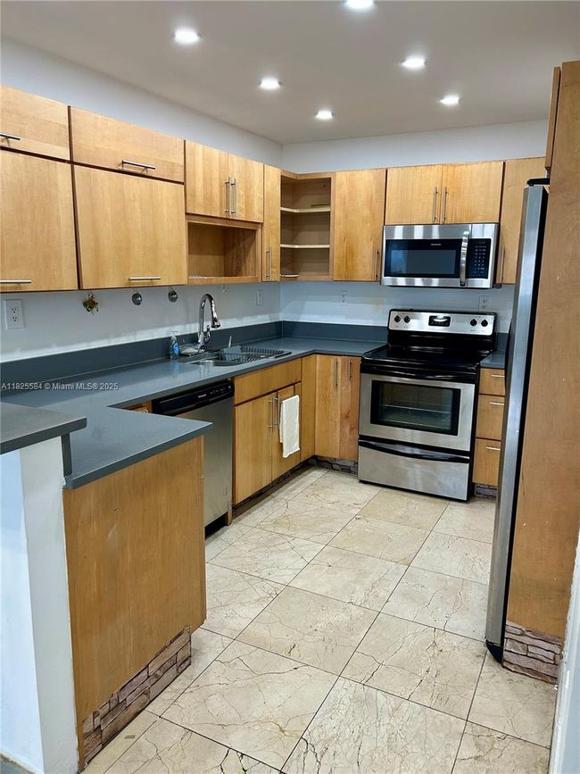 APT-514 - 5401 Collins Ave, Condo with 1 bedrooms, 2 bathrooms and null parking in Miami Beach FL | Image 36