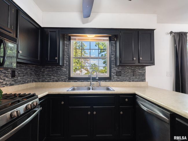 106 N 5 Th St, House other with 3 bedrooms, 2 bathrooms and null parking in Dunlap IL | Image 15