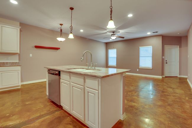 617 E Worth St, House other with 3 bedrooms, 2 bathrooms and null parking in Grapevine TX | Image 8