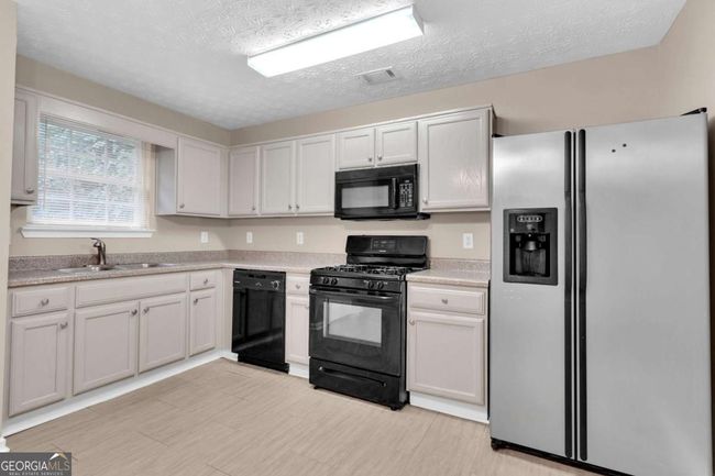 5566 Pineridge Ct, Townhouse with 3 bedrooms, 3 bathrooms and 2 parking in Forest Park GA | Image 14