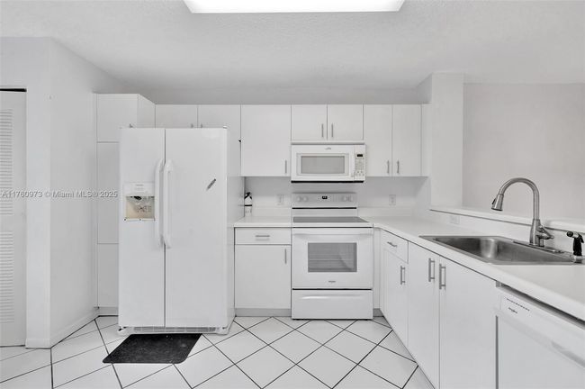 106 - 7711 Trent Dr, Condo with 2 bedrooms, 2 bathrooms and null parking in Tamarac FL | Image 4