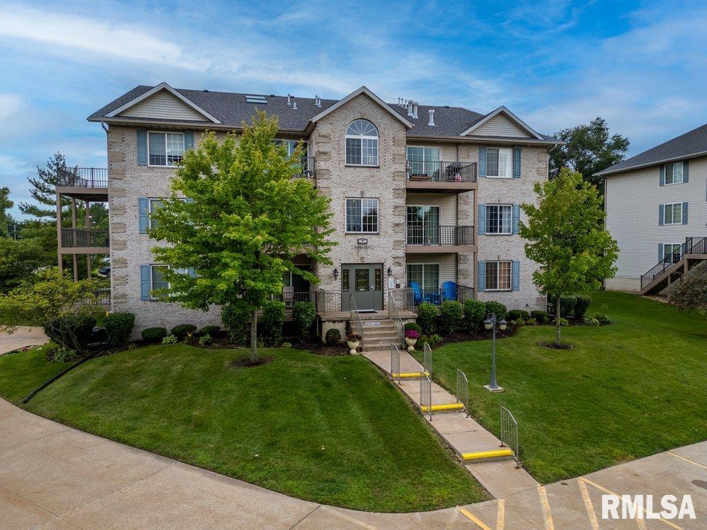 Holiday Ct, Bettendorf, IA 52722