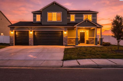 303 Jade Ave, Grandview, WA, 98930-6107 | Card Image