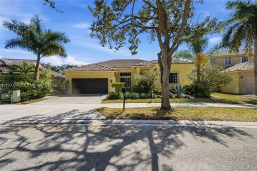 833 Crestview Cir, Weston, FL, 33327-1847 | Card Image