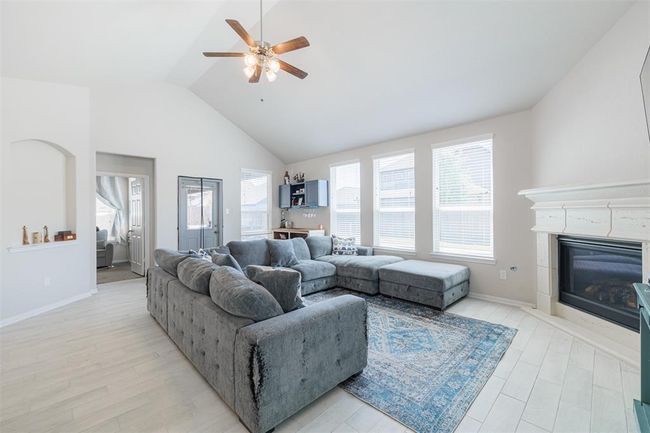 Huge Living area | Image 6