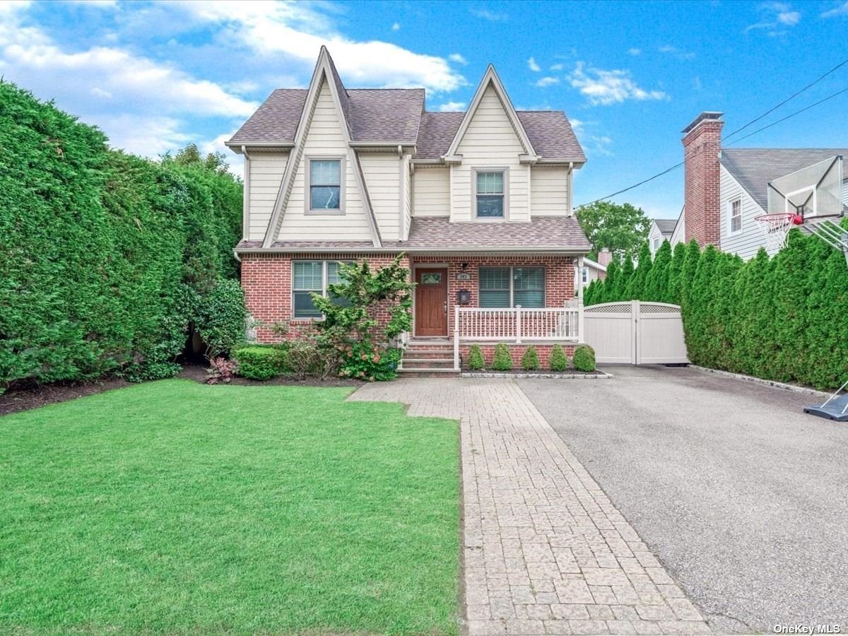 Plainfield St, Westbury, NY 11590