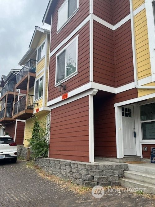 5794 Roosevelt Way Ne, Seattle, WA, 98105-2740 | Card Image