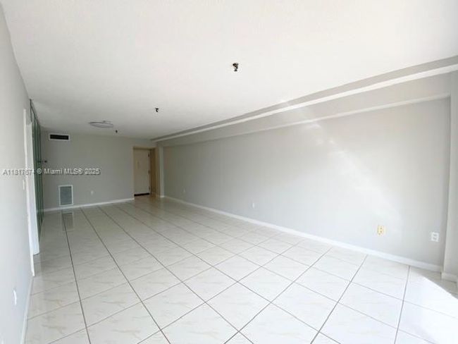 APT-209 - 201 180 Th Dr, Condo with 1 bedrooms, 2 bathrooms and null parking in Sunny Isles Beach FL | Image 5