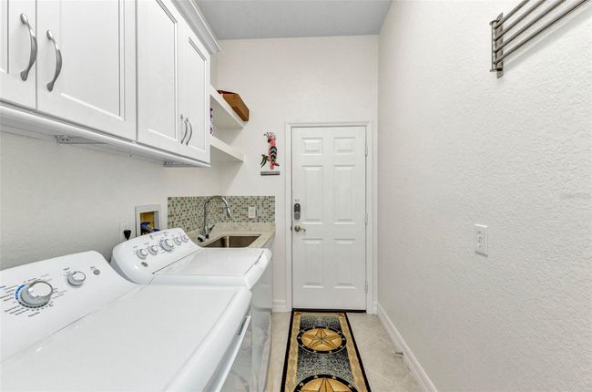 Laundry w/ door to garage | Image 40