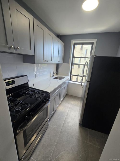 3d-4710 Laurel Hill Boulevard, New York, NY, 11377 | Card Image