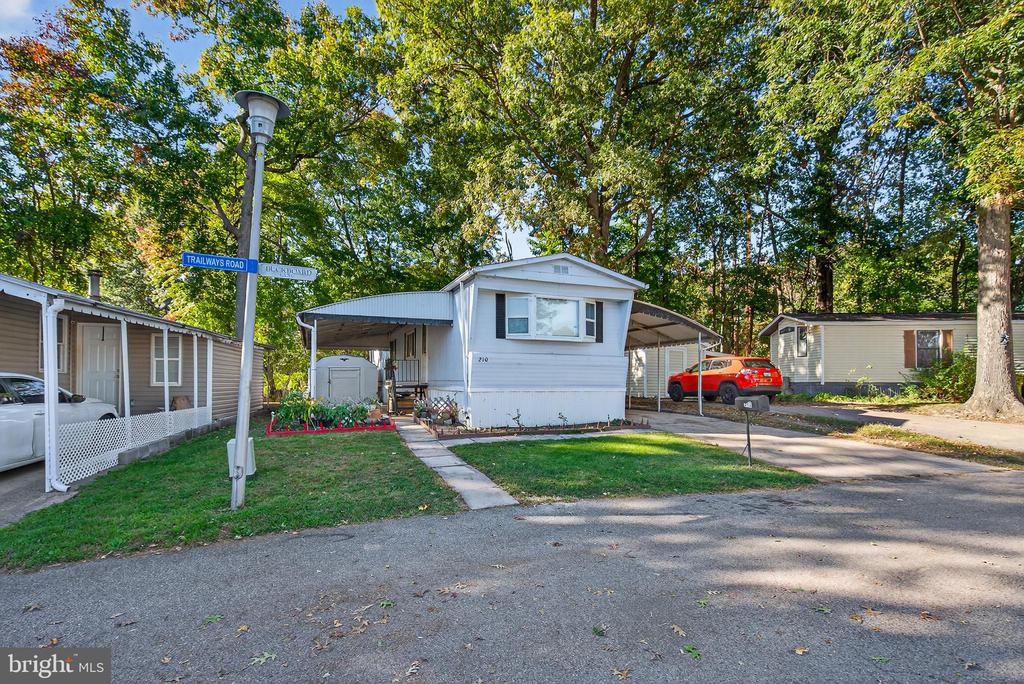 Residential in MIDDLE RIVER 4