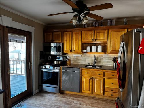 39 Sengstacken Dr, Stony Point, NY, 10980-2228 | Card Image