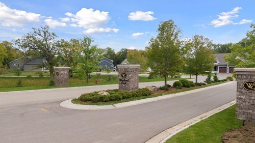 104 Forest Ct, Saint Bonifacius, MN, 55375 | Card Image