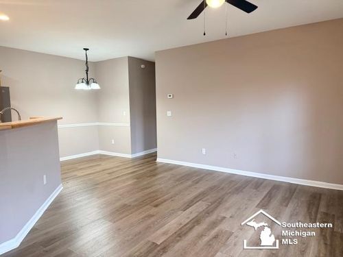 20004 Hidden Oaks Dr, Trenton, MI, 48183-3277 | Card Image