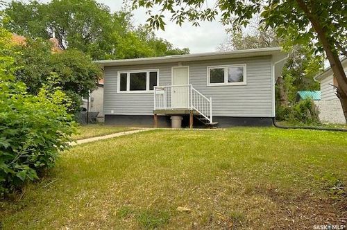 809 Cartier Ave, Moose Jaw, SK, S6H1L9 | Card Image