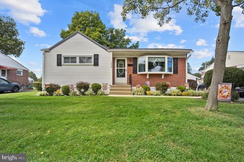 1039 11th Ave, FOLSOM, PA, 19033-1002 | Card Image