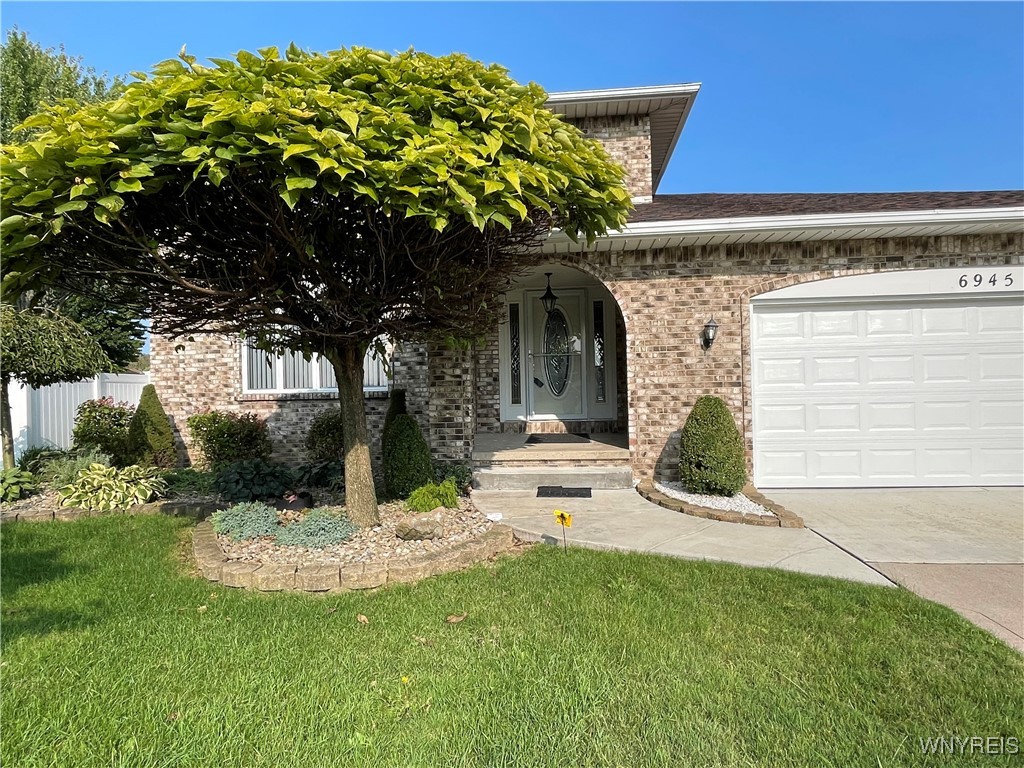 Tawny Dr, Niagara Falls, NY 14304