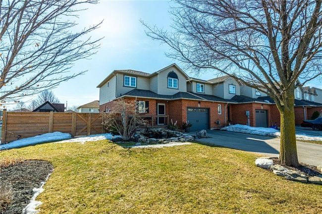 2 Bronte Crt, Townhouse with 4 bedrooms, 4 bathrooms and 3 parking in Dundas ON | Image 4