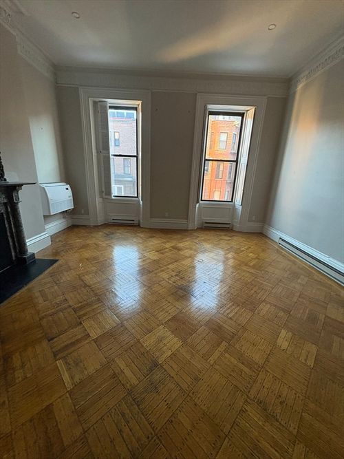 2r-211 Beacon St, Boston, MA, 02116 | Card Image