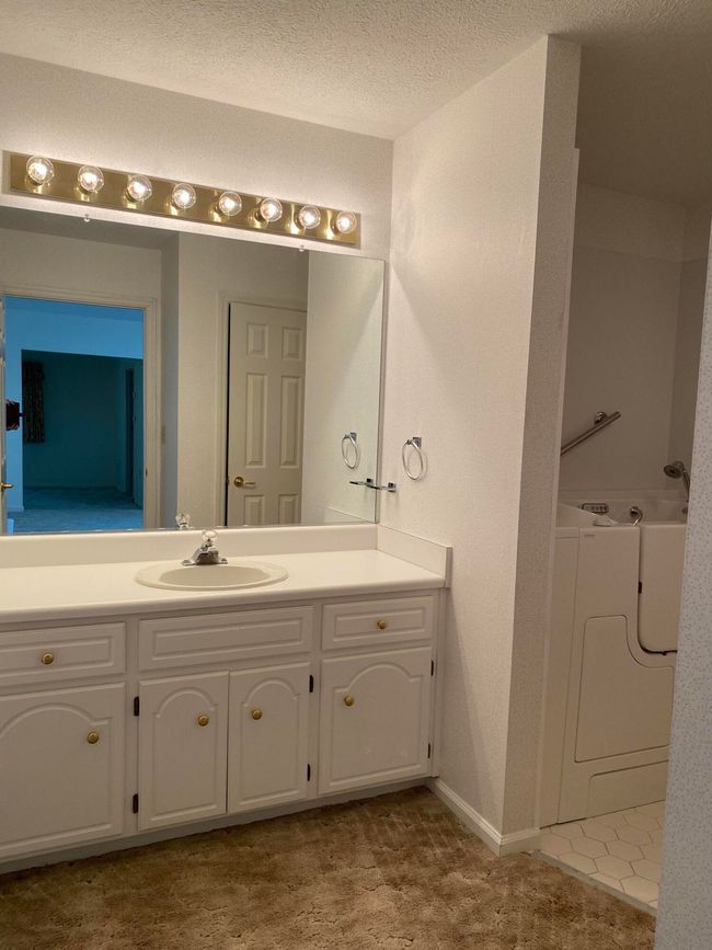 Hall Bathroom | Image 30