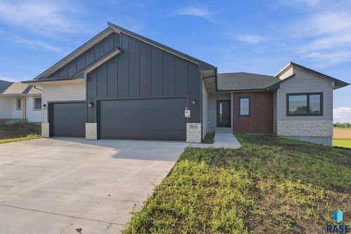 805 Sarah C Cir Circle, Garretson, SD, 57030 | Card Image
