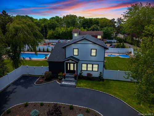 2 Polo St, Dix Hills, NY, 11746-8205 | Card Image