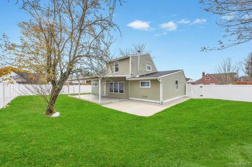 7 Cinder Ln, Hicksville, NY, 11801-6322 | Card Image