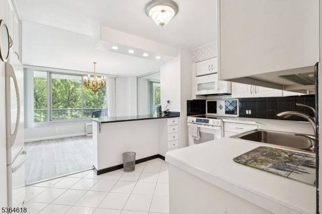APT-518 - 1 Claridge Dr, House other with 2 bedrooms, 2 bathrooms and null parking in Verona NJ | Image 7