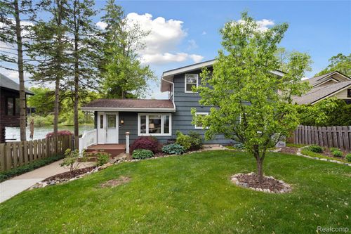 2009 Ridge Rd, White Lake, MI, 48383-1740 | Card Image