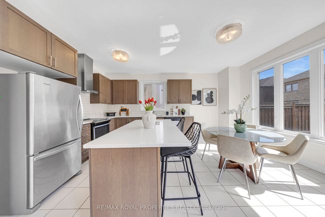 9 Av Micklefield, House other with 4 bedrooms, 3 bathrooms and 2 parking in Whitby ON | Image 15