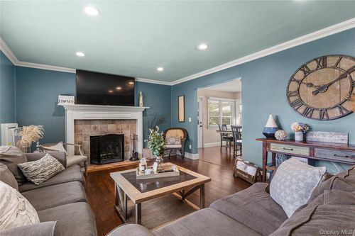 19 Gamecock Ln, Babylon, NY, 11702-3101 | Card Image