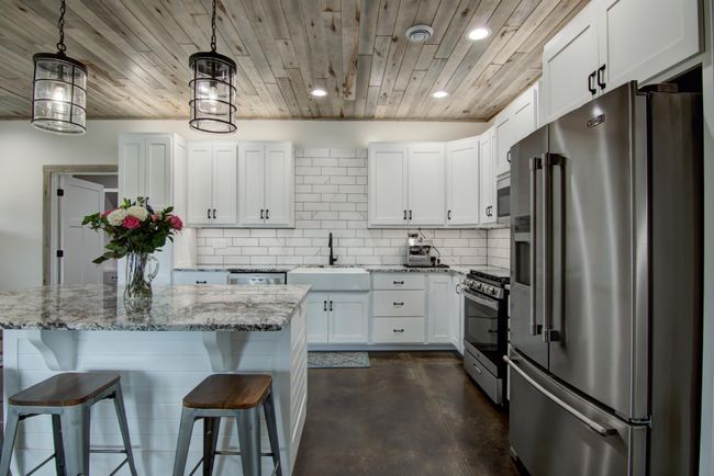 Great working kitchen with lots of counter space! | Image 5
