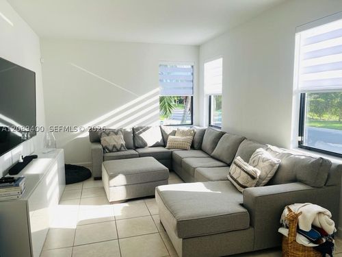 560 Ne 206th Ln, Miami, FL, 33179-3589 | Card Image