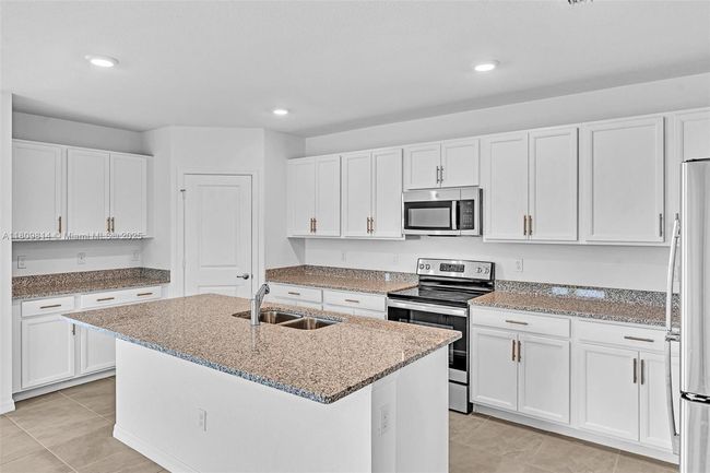 2033 Sw Castinet Ln, House other with 4 bedrooms, 3 bathrooms and null parking in Port St. Lucie FL | Image 9