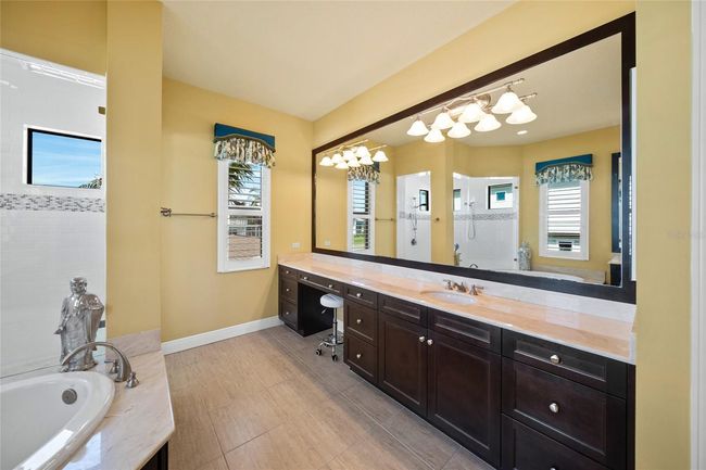Master Bathroom | Image 21