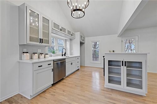 9318 Greenway Ln, Lenexa, KS, 66215-3172 | Card Image