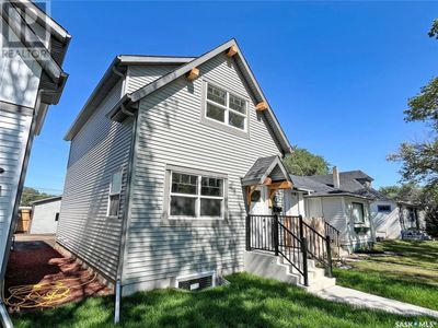 1013 7 Th St E, House other with 3 bedrooms, 2 bathrooms and null parking in Saskatoon SK | Image 2