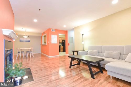 2-c3-3179 Summit Square Dr, OAKTON, VA, 22124-2868 | Card Image