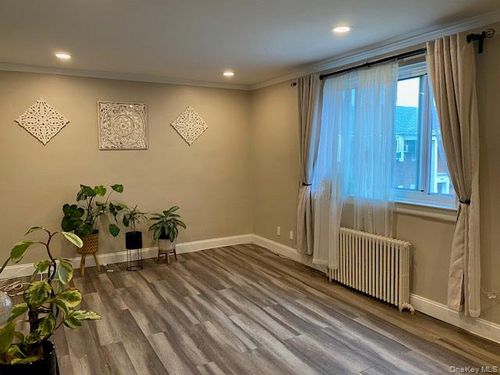 e-2-261 Langston Ave, Glen Oaks, NY, 11004-1041 | Card Image