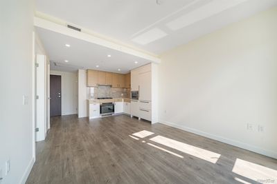 1703 - 200 Klahanie Crt, Condo with 1 bedrooms, 1 bathrooms and 1 parking in West Vancouver BC | Image 3