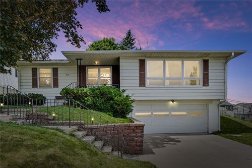 2762 Teresa Dr Sw, Cedar Rapids, IA, 52404-4253 | Card Image