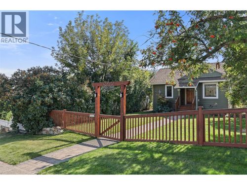 669 Pine St, Kamloops, BC, V2C2Z6 | Card Image
