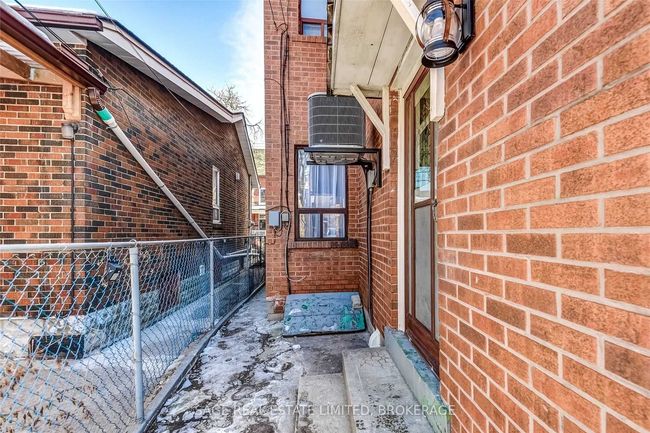 40 Euclid Ave, House attached with 3 bedrooms, 2 bathrooms and 1 parking in Toronto ON | Image 33
