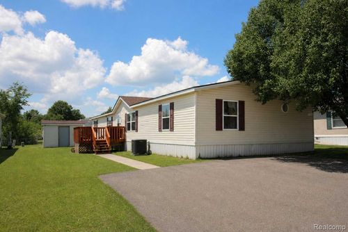 9159 Greentree Dr, Newport, MI, 48166-9557 | Card Image