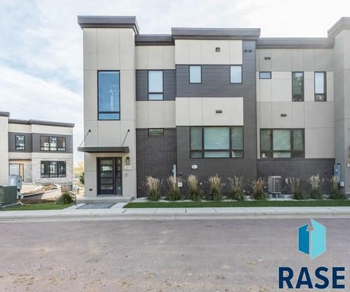 2800 S Oriya Pl Place, Sioux Falls, SD, 57106 | Card Image