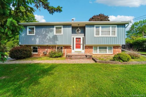 28 Park Hill Dr, New Windsor, NY, 12553-6438 | Card Image